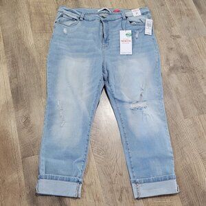 NWT Mid Rise Bestie Distressed Light Washed Jeans
